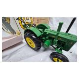 1:16 John Deere "D" Minnespolis-100 yrs with Box