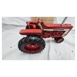 Ertl Farmall 806, 1:16
