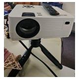 DXYIITOO projector with remote