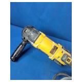 DEWALT DWP849X 7/9-inch variable speed polisher with a  3M™ Perfect-It™ Quick Connect Adapter,