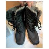 Mixed Lot: Shoes, Boots, Gloves & Knit Accessories
