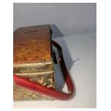 1950s box purse features a tortoiseshell-style lucite lid and intricate filigree brass sides