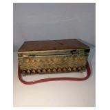 1950s box purse features a tortoiseshell-style lucite lid and intricate filigree brass sides