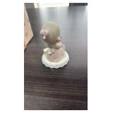 precious moments, 136212, “Girl with Blocks”, Age 2 figurine