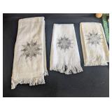 Vintage Christmas Table Linens & Decor Mixed Lot