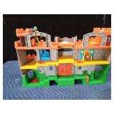 2005 Fisher Price Great Adventures fold & carry castle with hidden pathways inside and 2 turtle figurines