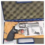 Smith & Wesson 617,K22,22LR, 4" Stainless in Case