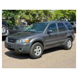 2005 FORD ESCAPE XLT *2 Owner | 4x4 | No Accidents Reported* (NO RESERVE)