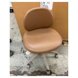 MSRP $1,200+ A-DEC 1601 DENTAL OPERATOR STOOL, ADJUSTABLE HEIGHT ERGONOMIC CLINIC CHAIR, VINYL UPHOLSTERY, 5-STAR MOBILE BASE, SMOOTH ROLLING CASTERS *THIS ONE IS A REALLY LOW SEATER