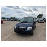 2005 Chrysler Town & Country Handicap van