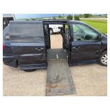 2005 Chrysler Town & Country Handicap van
