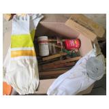 Box of misc assorted Beekeeping Gea...