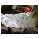 Box of misc assorted Beekeeping Gea...