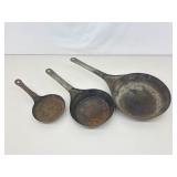 Set of 3 Antique Metal Cold Handle Cowboy Skillets/Frying Pans