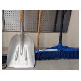 G - Shovels, Brooms & Long-Handle Tools Mixed Lot