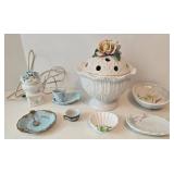 Decorative Porcelain Collectibles & Lighted Rose Lamp Mixed Lot