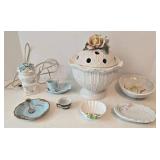 Decorative Porcelain Collectibles & Lighted Rose Lamp Mixed Lot