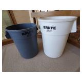 2 Heavy Duty Brute Industrial Garbage Cans