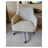 Highly Collectible Mid Modern Cushioned Conference Room Chair w/ Rollers
