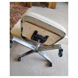 Highly Collectible Mid Modern Cushioned Conference Room Chair w/ Rollers
