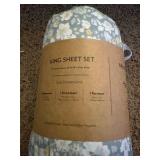 King Sized Bed Sheet Set 1 Fitted Sheet, 1 Flat Sheet, 2 Pillow Cases, Floral Pattern