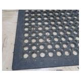 1 LARGE "SAFELOCK" RUBBER FLOOR MATT