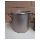 2 STOCK POTS 1 LID