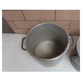2 STOCK POTS 1 LID