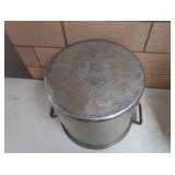 2 STOCK POTS 1 LID