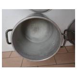 2 STOCK POTS 1 LID
