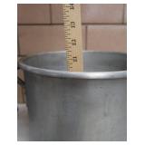 2 STOCK POTS 1 LID