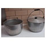 2 POTS WITH POUR SPOUTS 1 LID