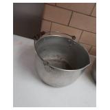 2 POTS WITH POUR SPOUTS 1 LID