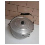 2 POTS WITH POUR SPOUTS 1 LID