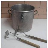 1 BIG POT & 2 GIANT POTATO MASHERS