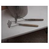 1 BIG POT & 2 GIANT POTATO MASHERS