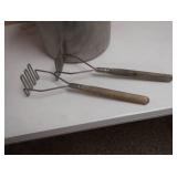 1 BIG POT & 2 GIANT POTATO MASHERS