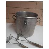 1 BIG POT & 2 GIANT POTATO MASHERS