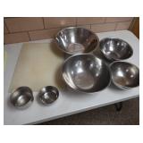 SET OF NESTED STAINLESS MIXING BOWLS PLUS