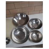 SET OF NESTED STAINLESS MIXING BOWLS PLUS