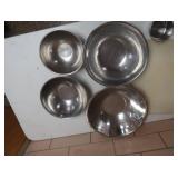 SET OF NESTED STAINLESS MIXING BOWLS PLUS