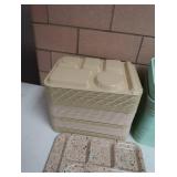 MISC MIXED GREEN AND YELLOW SCHOOL LUNCH TRAYS