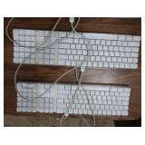 4 APPLE COMPUTOR KEYBOARDS AND 2 APPLE MAGIC COMPUTOR MICE
