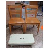 2 SOLID OAK CHAIRS AND WOODEN STEP STOOL