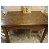 NICE SOLID WOOD TABLE & WELCOME SIGN