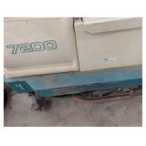 Tennant 7200 Ride-On Floor Scrubber