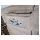 Tennant 7200 Ride-On Floor Scrubber