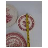 Mixed lot of red and white dishes