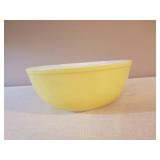 Solid Yellow Pyrex Bowl #404 No chips or cracks