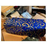 Oscar de la Renta Set of 4 Ceramic Tumblers Gold Abstract Boxed